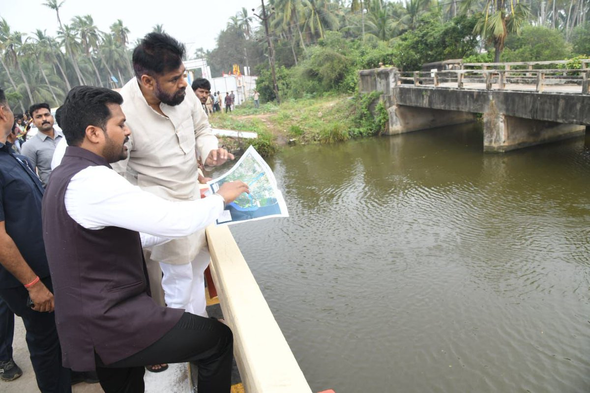 JSPSavve's tweet image. Janasena Party chief,  Hon&apos;ble Deputy Chief Minister Shri @PawanKalyan garu visited the damaged coconut plantations in the Major Drain area of Shankaraguptha, Konaseema district, which were affected.

#PawanKalyanAneNenu