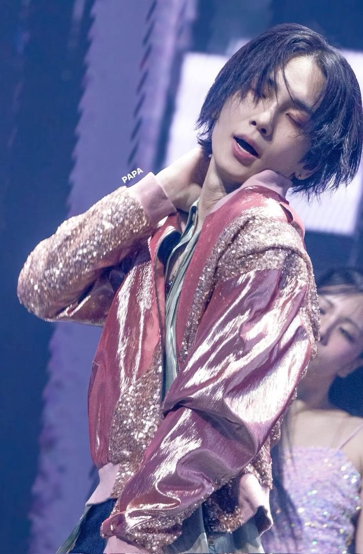 soffo_tof's tweet image. Can I have this sparkly rose Jinki dancing along with this equally sparkly Kibum? 
I need some jinkibum crumbs