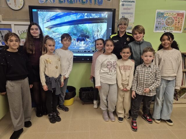 Dimarts passat, l’Ester Callol, policia local del nostre municipi, va visitar a l’alumnat del Comitè Ambiental per tal d’obtenir més informació sobre el gos perdut al Parc dels Estanys. La informació la van obtenir a través de les càmeres de fototrampeig que es van posar al parc.