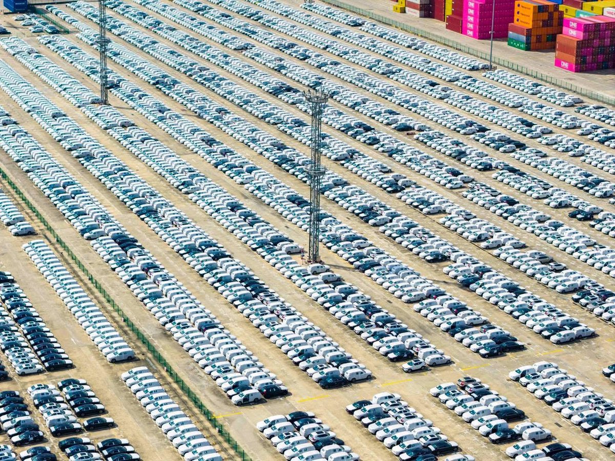 ShanghaiEye's tweet image. 🚗 #China's auto exports hit 666,000 units in October, surging 22.9% year-on-year! #NEVs stole the show with 256,000 units exported, nearly doubling (+99.9% YoY) 🚀. In Jan-Oct, #NEV exports broke 2 million for the first time, hitting 2.014 million units. #ChinaAuto #NEVExport