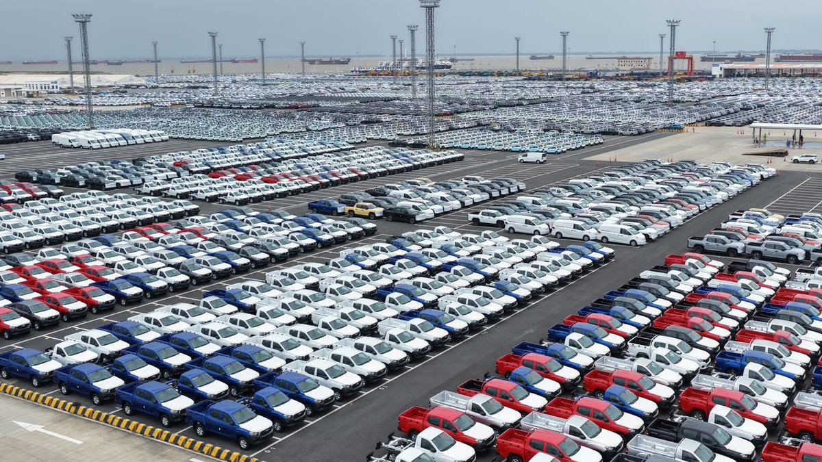 ShanghaiEye's tweet image. 🚗 #China's auto exports hit 666,000 units in October, surging 22.9% year-on-year! #NEVs stole the show with 256,000 units exported, nearly doubling (+99.9% YoY) 🚀. In Jan-Oct, #NEV exports broke 2 million for the first time, hitting 2.014 million units. #ChinaAuto #NEVExport