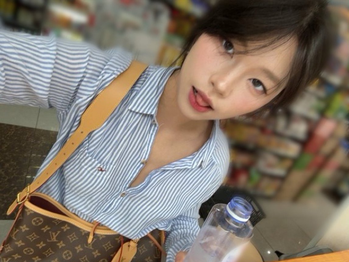 ぺったんこだとボタン開けてもだれにも見られない…