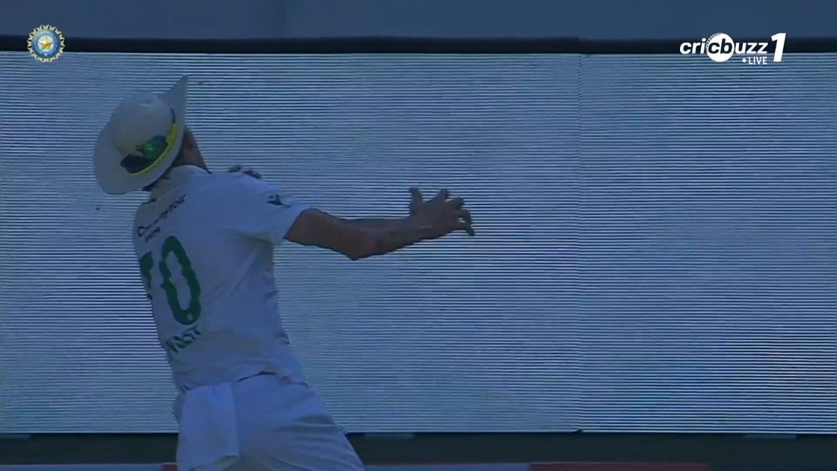 lightningspeedk's tweet image. One-handed running-back catch! 🤯 #MarcoJansen

#IndvSA #TeamIndia #Proteas #Guwahati #Cricket