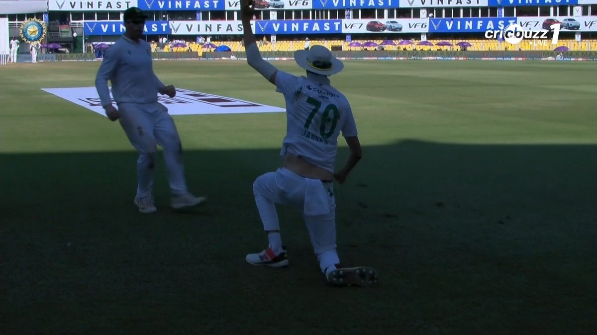 lightningspeedk's tweet image. One-handed running-back catch! 🤯 #MarcoJansen

#IndvSA #TeamIndia #Proteas #Guwahati #Cricket