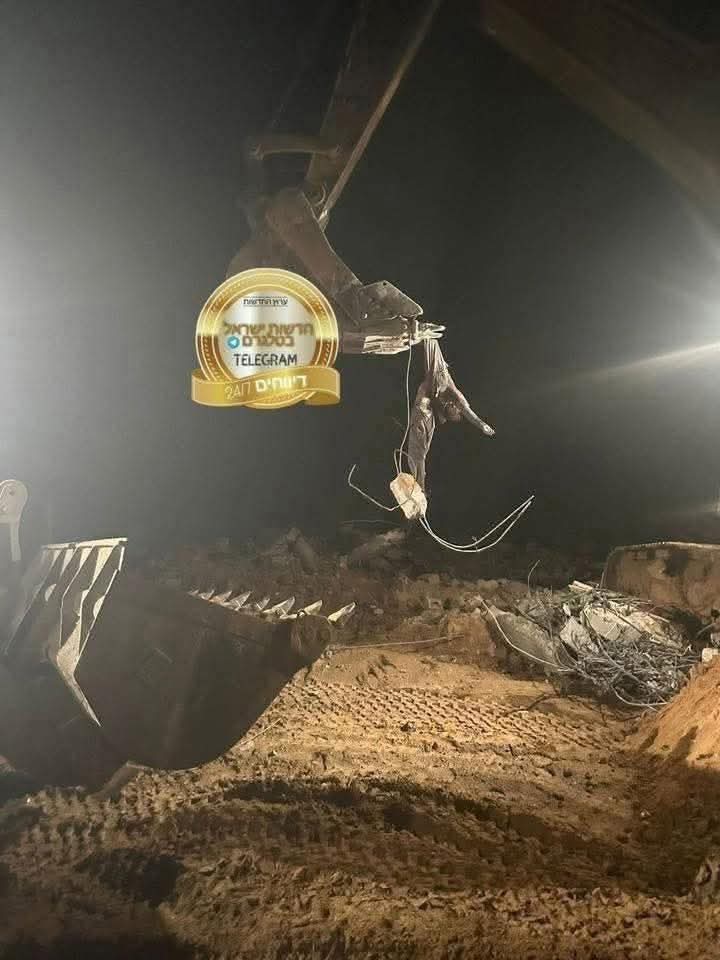 Moin_Awad's tweet image. بعد فترة طويلة من الحصار لعدد من المـ.قا.ومـ.ين العالقين داخل أنفاق رفح

نشر جيش الاحـ..تلال المـ.جرم صورة من رفح تظهر آلية تحمل جـ.ثة أحدهم بعد أن تم إطلاق النار عليه أثناء خروجه من النفق

......

عند الله تحدث يا أخي ..
عن أمةٍ رأتكم جائعين، محاصرين، مرهقين … وصمتت.  
تحدث عن…