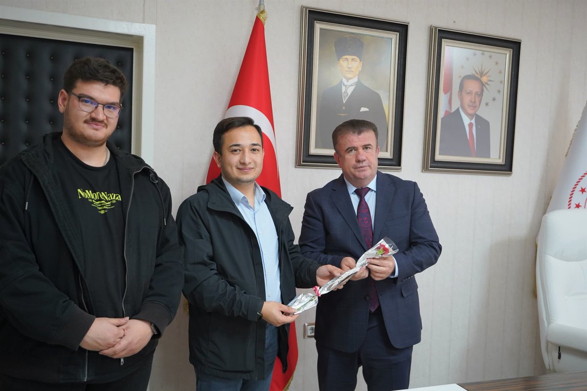 Öğretmenler günü vesilesiyle Sayın Bartın İl Milli Eğitim Müdürümüz Ramazan AŞCI'yı ziyaret ederek Öğretmenler gününü tebrik ettik. Sayın Müdürümüze misafirperverliklerinden ötürü teşekkürlerimizi sunuyoruz.