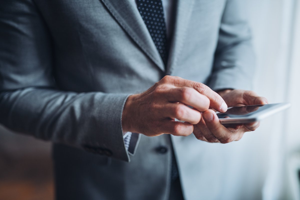 Selon une étude de la Harvard Business School, un cadre alloue en moyenne 24% de sa journée aux communications électroniques. 
Que se passerait-il si les P-DG se mettaient à rédiger leurs messages aux employés avec l’IA générative ? 
ow.ly/PiZs50XwWkF