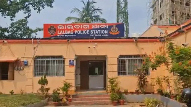 otvkhabar's tweet photo. #ରାପର୍_ଅଭିନବ_ମୃତ୍ୟୁ: #ପତ୍ନୀ_ଗିରଫ
-କଟକ: ରାପର୍ ଅଭିନବ ସିଂ ମୃତ୍ୟୁ ଘଟଣା; ପତ୍ନୀ ଗିରଫ
-ପତ୍ନୀଙ୍କୁ ଗିରଫ କଲା ଲାଲ୍ବାଗ ଥାନା ପୋଲିସ
-ଆତ୍ମହତ୍ୟା ପାଇଁ ପ୍ରବର୍ତ୍ତାଇଥିବା ଅଭିଯୋଗରେ ଗିରଫ
-ବେଙ୍ଗାଳୁରୁରେ ରାପର୍ ଅଭିନବ ସିଂ ଜୀବନ ହାରିଥିଲେ
#RapperDeath #AbhinavSingh #WifeArrested #LalbagPolice #OTV https://t.co/6Ow6Vwxn6V