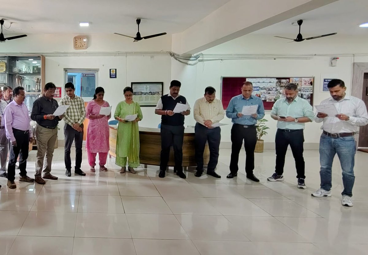 FciOdisha's tweet photo. In commemoration of Constitution Day, Hon’ble Shri N.R. Pradhan, GM(R) along with DGMs &amp; other officers/officials read out the preamble of the constitution and reaffirm the commitment to uphold its ideology at FCI RO BBSR dated 26.11.2025.
@FCI_India 
@EastFci https://t.co/vxfTvBZMDN