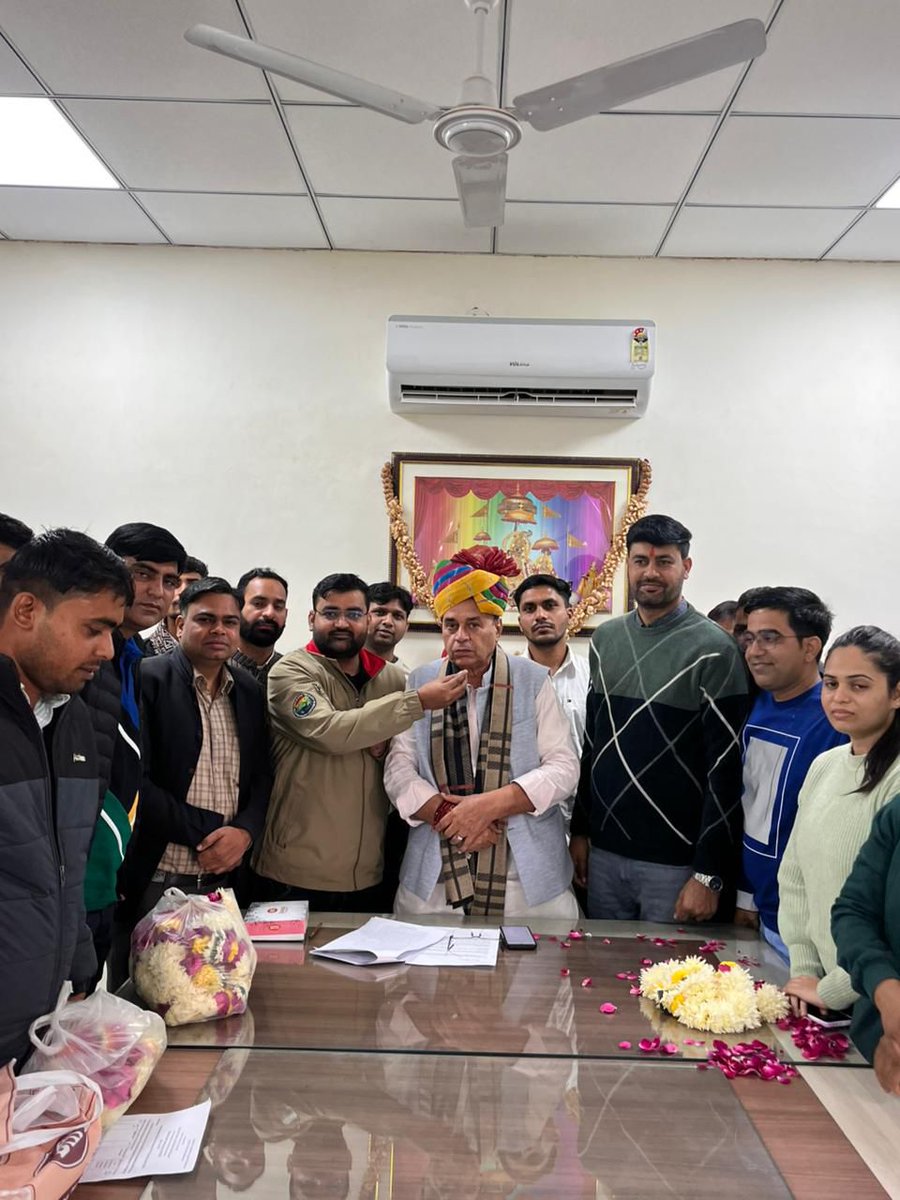 news21national's tweet photo. एफएसओ भर्ती समाधान पर चयनितों ने क़ानून मंत्री का स्वागत किया

#FSORecruitment #RajasthanJobs #JogaramPatel #FoodSafety #BerozgarUnion #breakingnews‌ #LatestNews #news21national @JogarampatelMLA @RajCMO https://t.co/A9L1ydzMh1