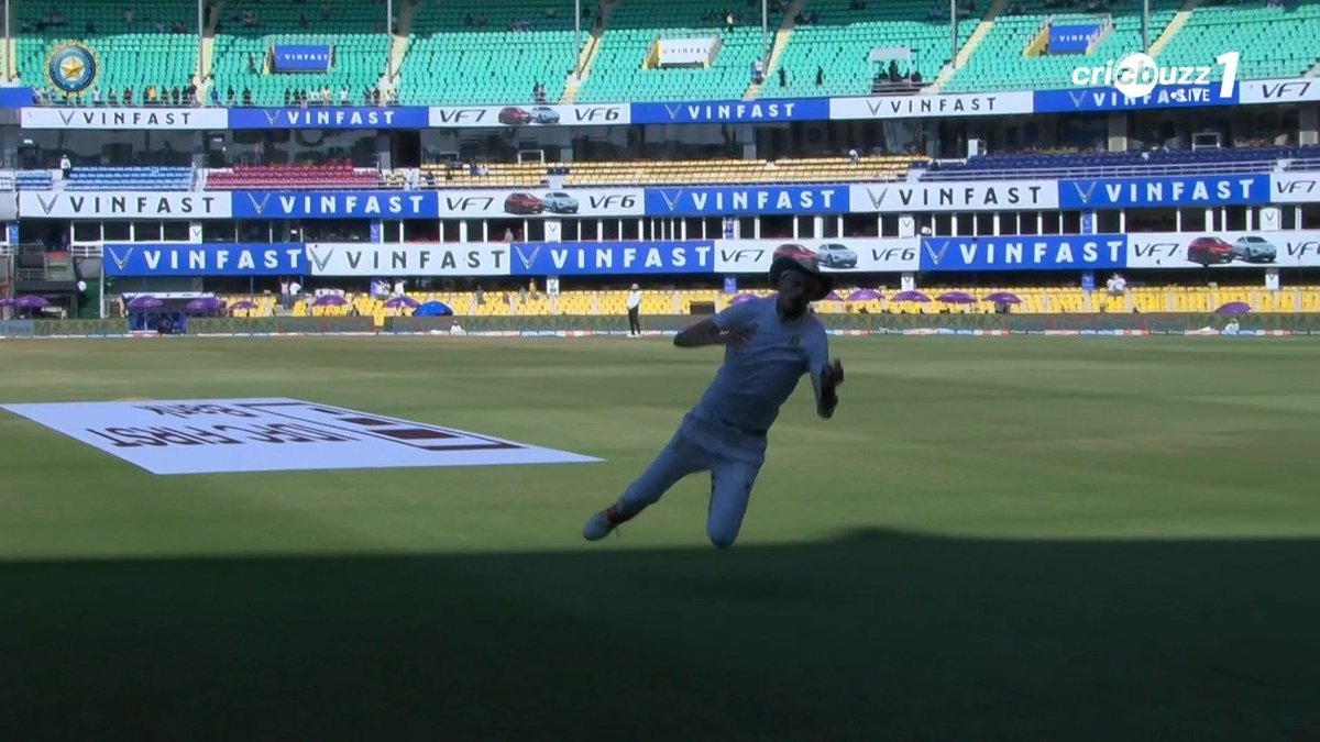 lightningspeedk's tweet image. One-handed running-back catch! 🤯 #MarcoJansen

#IndvSA #TeamIndia #Proteas #Guwahati #Cricket