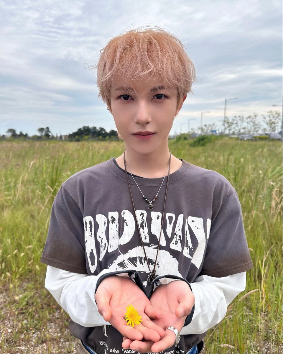 apieceofhrj__'s tweet image. มือน้อยๆๆกับดอกไม้ของเค้า สีเหลืองส้ะด้วย ฮือๆๆๆเอนดุฟ่ะ