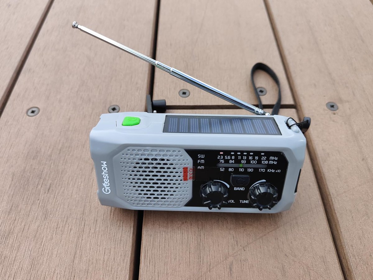 GreeshowのGS-298多機能ラジオはグレーあります。

✅SW/AM/FMワイド対応の3波受信 
✅懐中電灯/LEDライトの2種類 
✅サイレン機能 
✅スマホなどへの充電が可能 
✅イヤホンジャック有り 　
ぜひチェックしてみてください😌