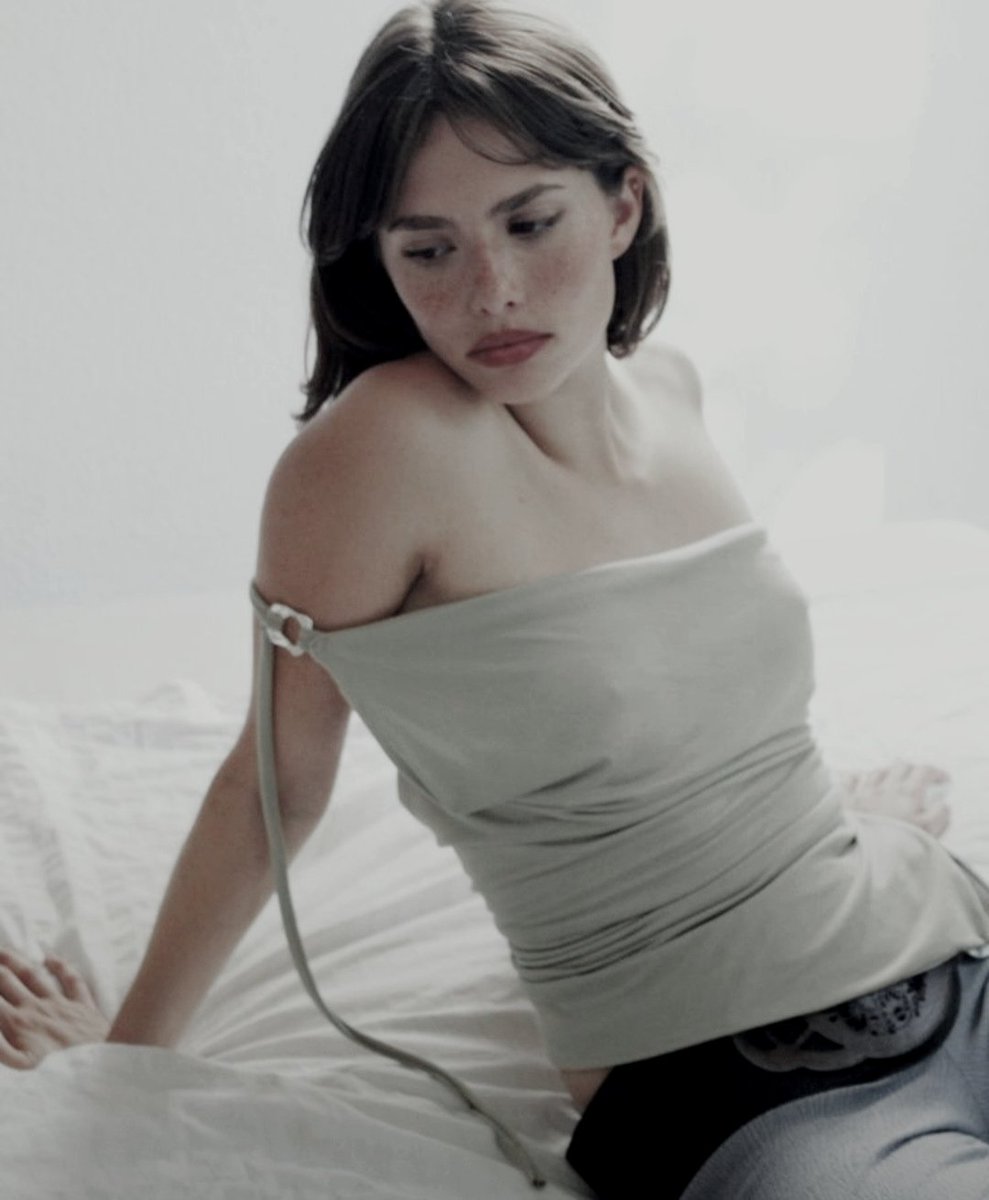 virgindumb's tweet image. ㅤ
⠀ㅤ
             𝒴𝑶𝑼𝑹   𝐴𝑁𝐺𝐸𝐿,   𝐋𝐀𝐍𝐀.
            ————————————
            SWEET  𝐘𝐎𝐔𝐍𝐆  GIRL 
            A  BOOKWORM  NERD
            DEAD DOVE DO NOT EAT.