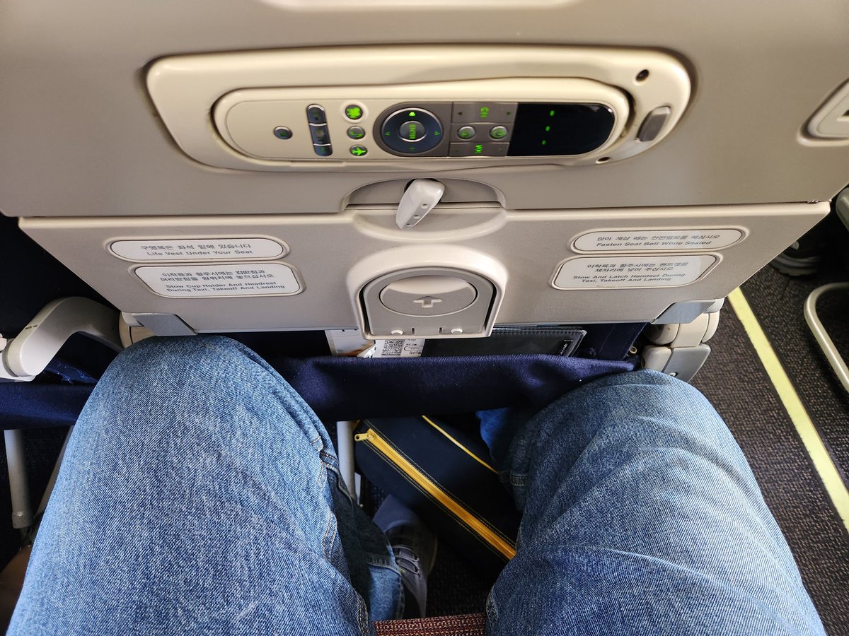 katzenbacker73's tweet image. Korean Air 737-900 economy: my 6&apos;3&quot; knees just lost a cage fight with the seat in front. Bruises forming, dignity gone. Service lovely, legroom criminal. #KoreanAir #B737 #TallPeopleProblems