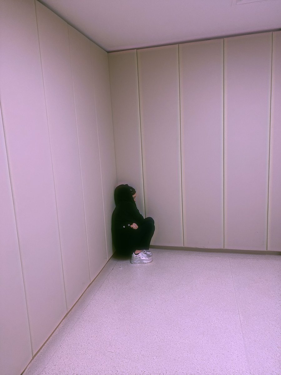 Seni çılgın hadi oradan seni sevdiğimi de nereden çıkardın 
 Bana bir gülüyorsun ya
Hadi Esra diyorsun ya