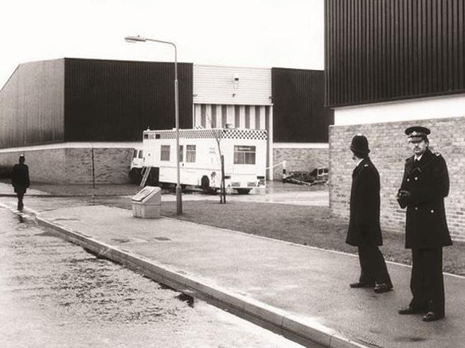 mariobianchi18's tweet photo. Il #26novembre 1983: un colpo facile e ricco per i 6 banditi entrati nel caveau della #BrinksMat, all'aeroporto di Londra e trovatisi davanti a 6.800 lingotti d'oro (pesanti 10 tonn.) pari a 26 mln di sterline. Rapinatori presi ma la gran parte dell'oro non fu mai recuperata. https://t.co/6oqmCHcYVZ