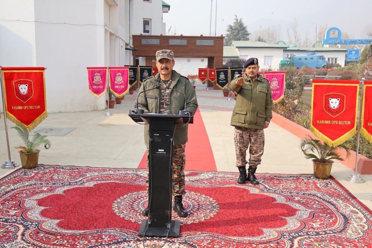 KOSCRPF's tweet image. Celebrating National Constitution Day, HQ, KOS paid heartfelt tribute to the framers of Constitution and renewed our resolve to protect rights of citizens, along with upholding the Peace, Unity and Integrity of the Nation.
#SamvidhanDiwas
#PeaceKeepers
#CRPF