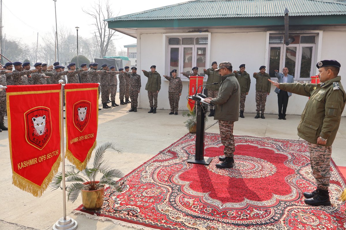 KOSCRPF's tweet image. Celebrating National Constitution Day, HQ, KOS paid heartfelt tribute to the framers of Constitution and renewed our resolve to protect rights of citizens, along with upholding the Peace, Unity and Integrity of the Nation.
#SamvidhanDiwas
#PeaceKeepers
#CRPF