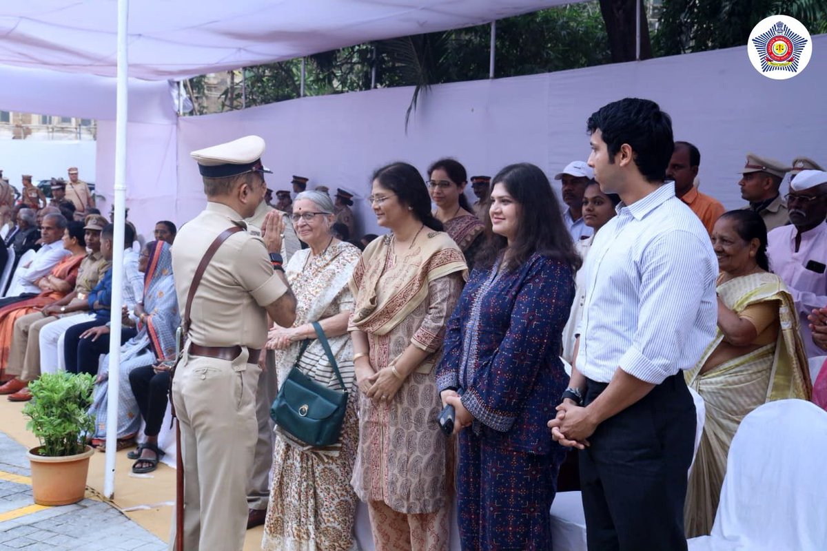 आज @mumbaipolice मुख्यालयात मा. मुख्यमंत्री <a href="/Dev_Fadnavis/">Devendra Fadnavis</a>, मा. उपमुख्यमंत्री <a href="/AjitPawarSpeaks/">Ajit Pawar</a>, पालकमंत्री <a href="/MPLodha/">Mangal Prabhat Lodha</a> , विधानसभा अध्यक्ष <a href="/rahulnarwekar/">Rahul Narwekar</a>, @dgpmaharashtra श्रीमती रश्मि शुक्ला, आणि इतर मान्यवरांच्या उपस्थितीत २६/११ हल्ल्यात देशासाठी आपले प्राण समर्पित केलेल्या