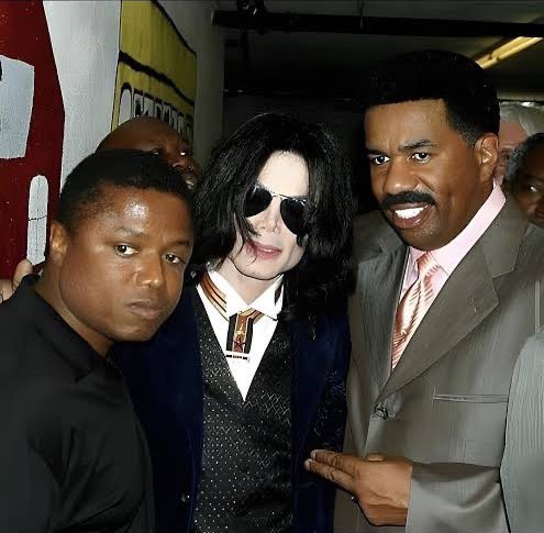 Suzzawuzza's tweet image. Have you guys ever seen this vid of Steve Harvey talking about the time him and Michael Jackson went to church it’s the funniest thing I’ve ever watched XD I wish we got to see more of them doing stuff like this together! #MichaelJackson #SteveHarvey