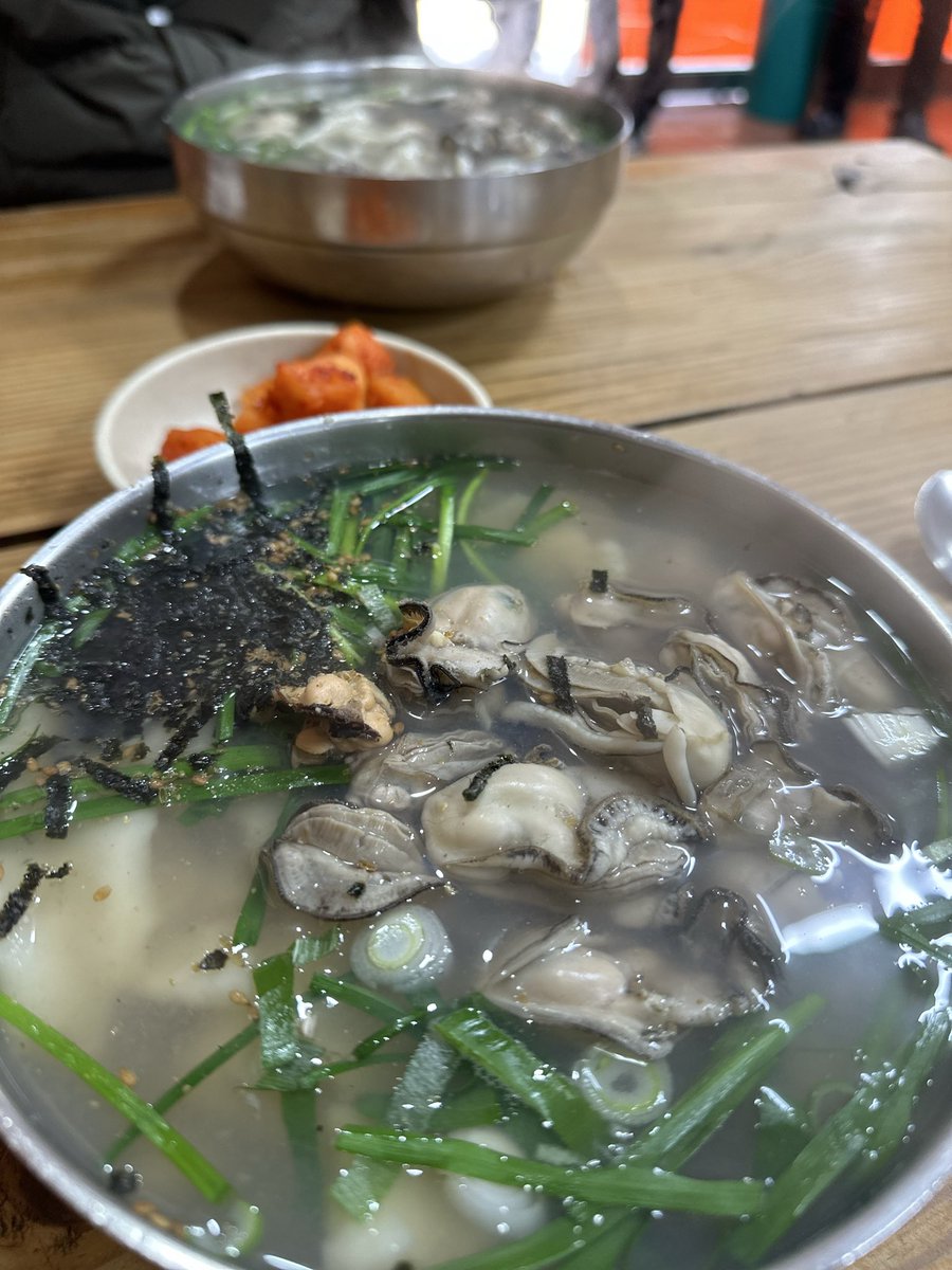 굴 나오는 시기라서 홍합이랑 섞여 이것 밖에 안들어있다고🤣