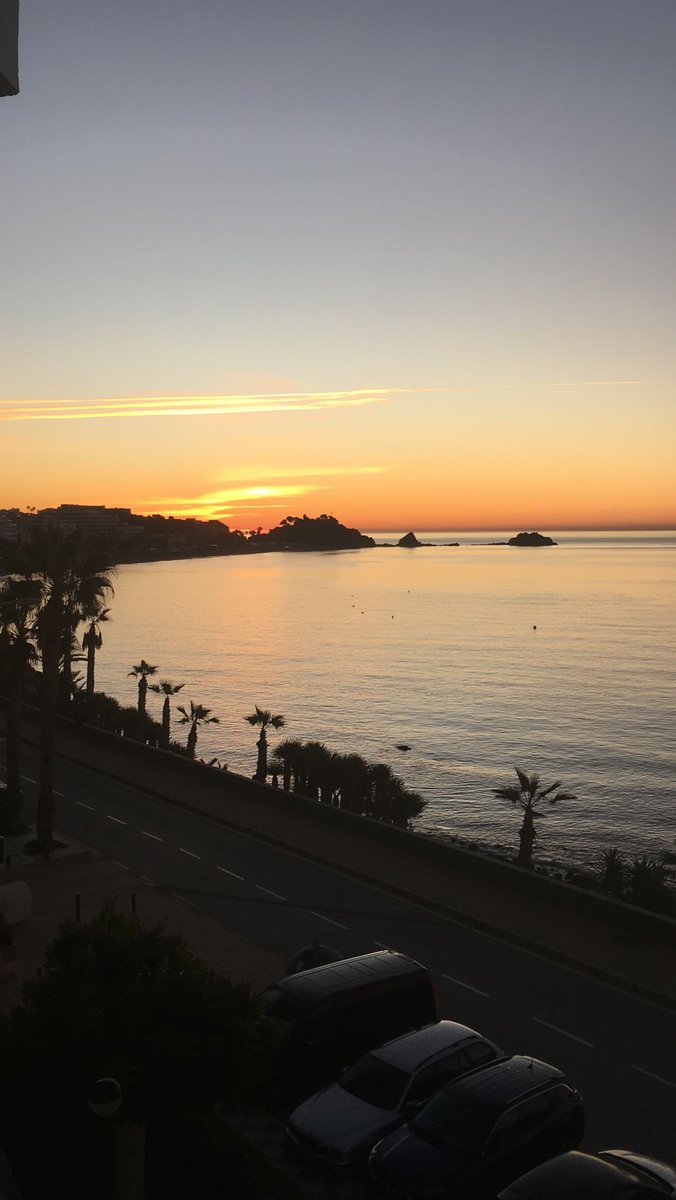 Kuulas kaunis aamu. Kohta paistaa aurinko täydeltä terältä. Tulee mukava päivä avec Luleå Resor ryhmän kaa. Kun ”Almuñecarin Historiallinen päivävaellus” edessä. Uusia tuttavuuksia. Ajatuksia. Aurinkoa. Yhdessäoloa. Rauhaa… ☀️🇪🇸🍀💕💝❤️