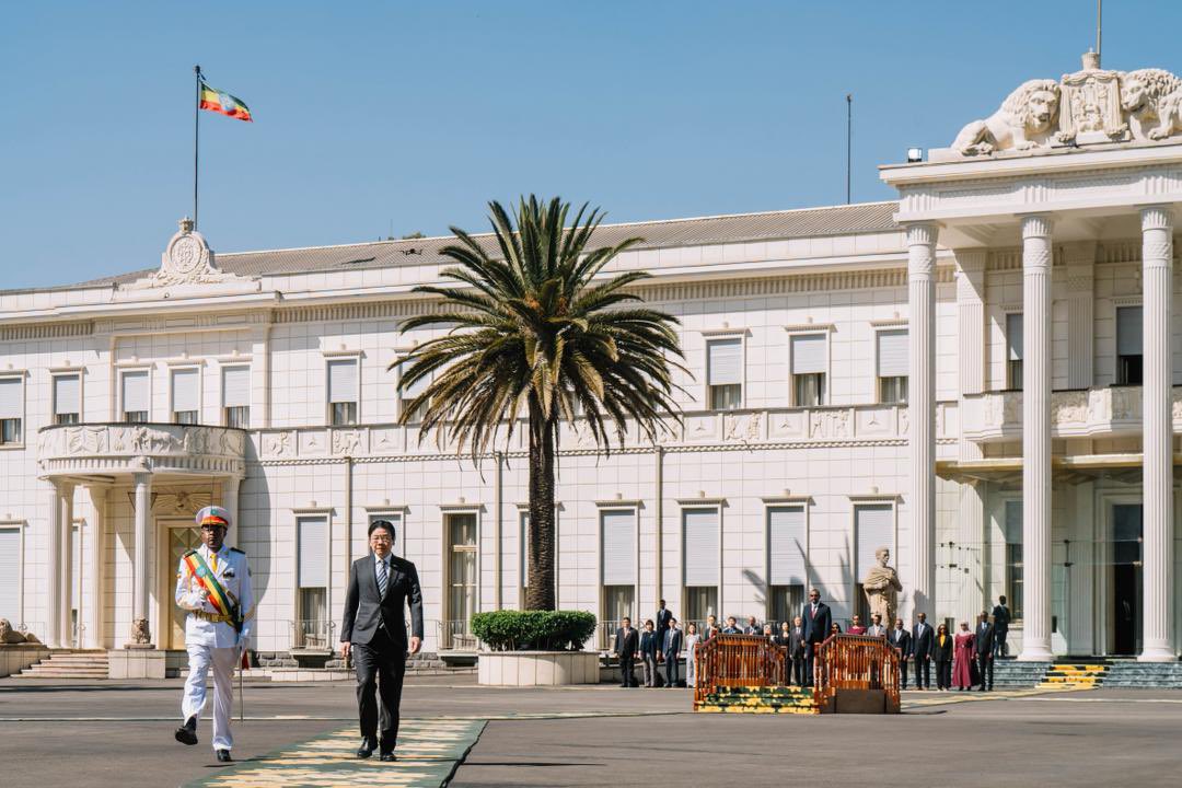 EdenE98991's tweet photo. Prime Minister Abiy Ahmed welcomed His Excellency Lawrence Wong, Prime Minister of the Republic of Singapore, to the National Palace for an official welcoming ceremony. 
@PMEthiopia https://t.co/eaLA60aG0V