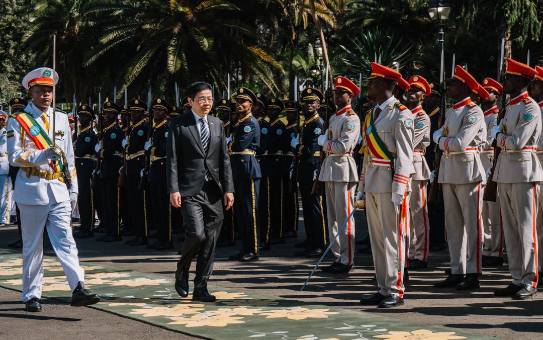 EdenE98991's tweet photo. Prime Minister Abiy Ahmed welcomed His Excellency Lawrence Wong, Prime Minister of the Republic of Singapore, to the National Palace for an official welcoming ceremony. 
@PMEthiopia https://t.co/eaLA60aG0V