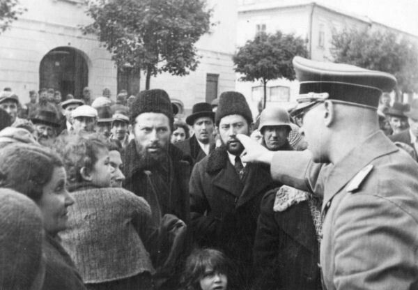 infodexx's tweet image. 100 Historically Oppressed Peoples

1. 🇮🇱 Jews
2. 🇦🇲 Armenians
3. 🇮🇳 Kashmiri Pandits
4. 🇺🇦 Ukrainians
5. 🇦🇺 Aboriginal Australians
6. 🇺🇸 Indigenous Americans
7. 🇮🇪 Irish
8. 🇮🇳 Dalits  
9. 🌍 Roma (Gypsies)
10. 🇴🇲 Kurds
11. 🇲🇲 Rohingya
12. 🇨🇳 Uyghurs
13. 🇦🇫 Hazaras
14. 🌍 African…