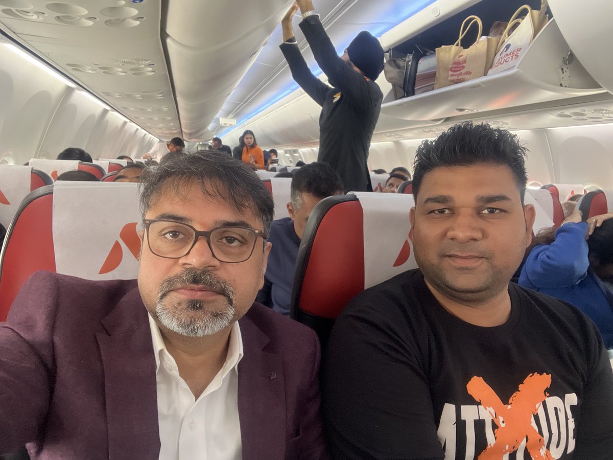 dineshgautam1's tweet photo. ध्वज आरोहण समारोह,अयोध्या धाम की कवरेज के बाद वापसी .
साथ हैं वीडियो जर्नलिस्ट ⁦@KapilBedi16⁩ .
जय सियाराम 🙏 https://t.co/5n0vN5H3IC