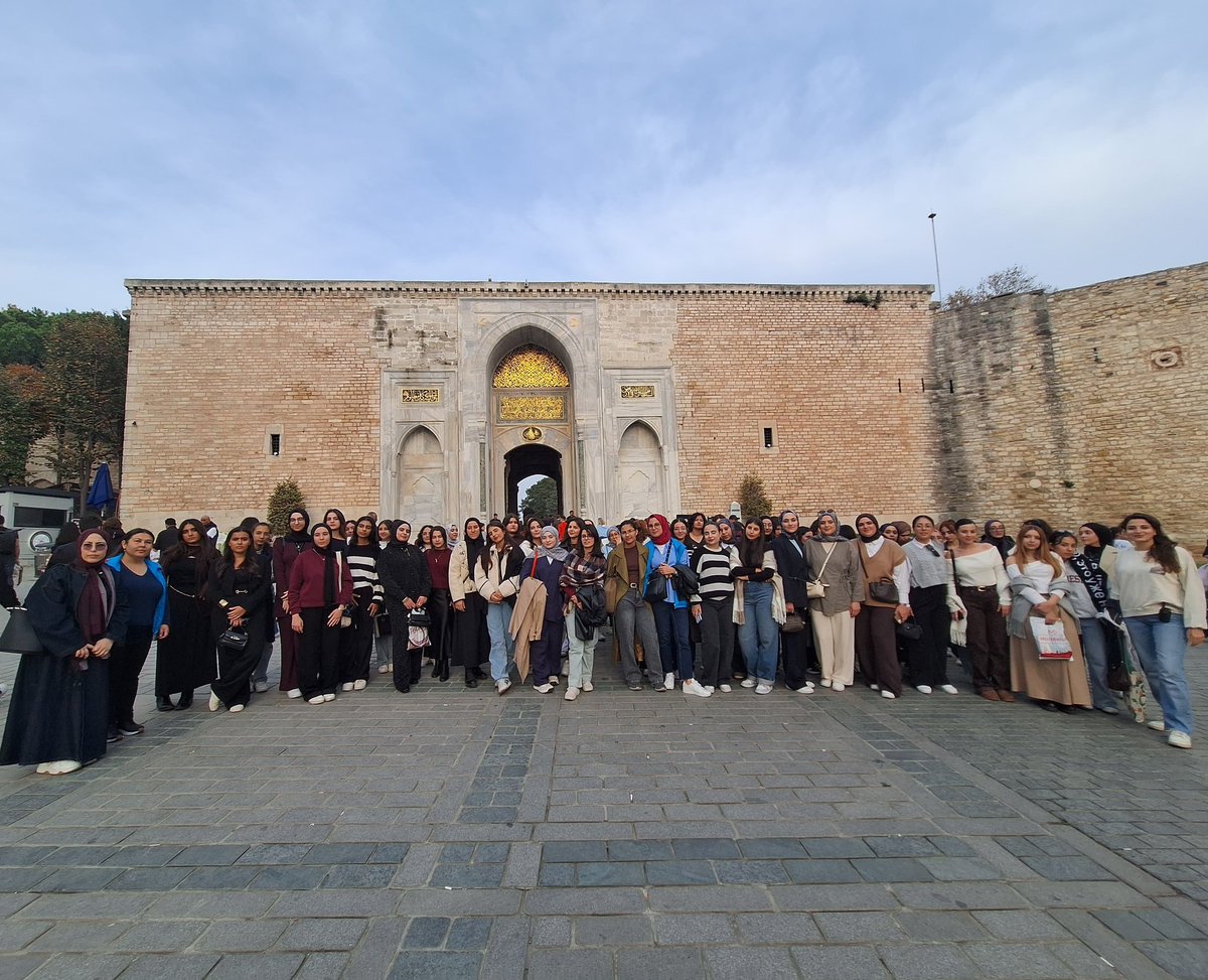 📍 İstanbul Tarih, Kültür ve Medeniyet Kampı
🕌 Gençlerimizle birlikte Ayasofya’dan çevredeki tarihi yapılara kadar, her adımda şehrin ruhunu hissettik.
Hem öğrendik hem paylaştık, hem gezdik hem de birlikte güzel anılar biriktirdik.🤝
#gücegençlikmerkezi
@oa_bak <a href="/gencliksporbak/">Gençlik ve Spor Bakanlığı 🇹🇷</a>