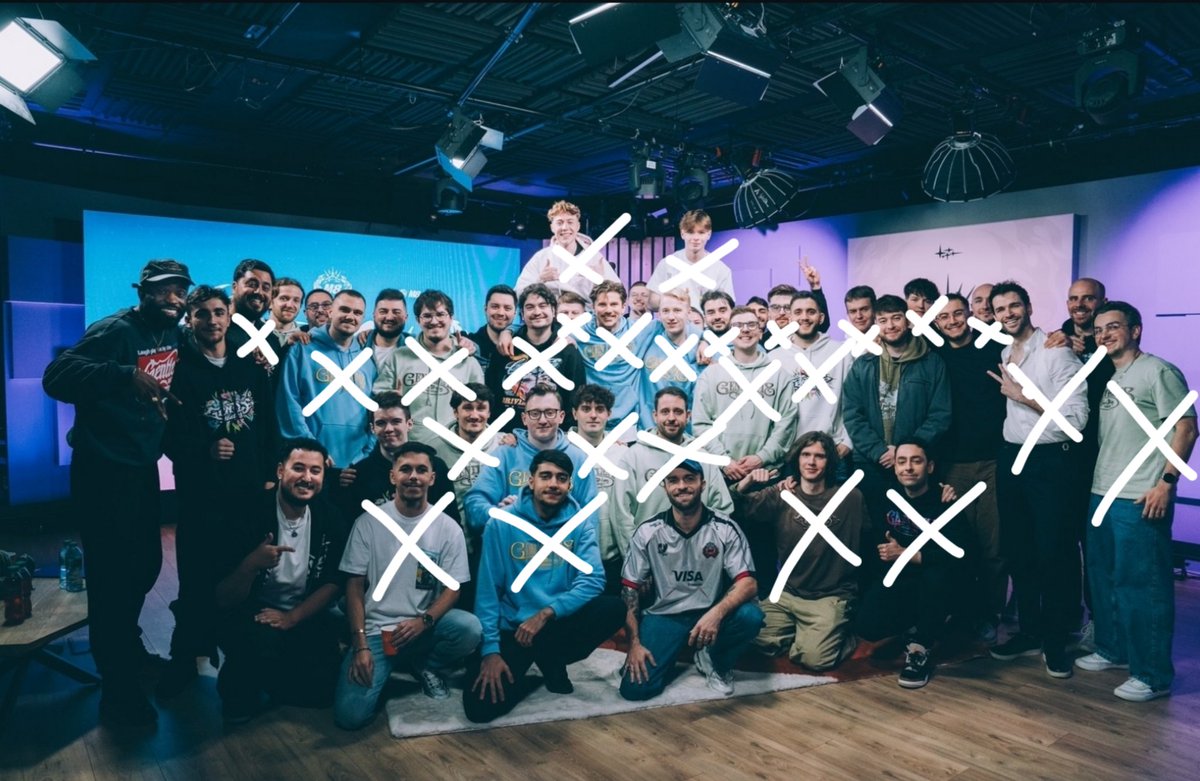 _tamM8's tweet photo. Conseil pour la photo de fin de soirée 
Ne surtout pas se mettre à côté de squeezie et Nikof
#M8WIN https://t.co/hmKHsXJ67s