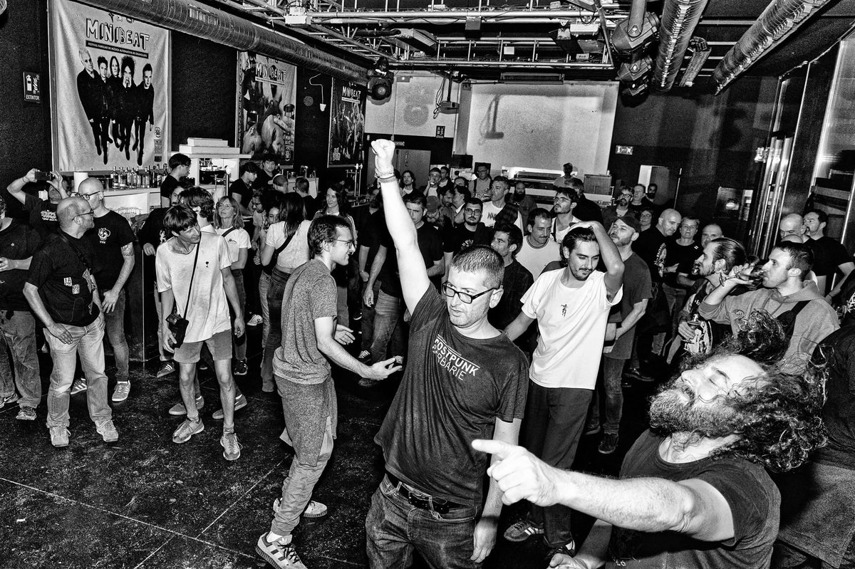 Nits de Fusiònica, nits de cultura alternativa real… sense algoritmes ni merdes vàries. Distorsió per la vena fins que set posen els pèls de punta i la suor et fa anar un altre cop a la barra. #alamerdalocomercial 
&gt;&gt; fusionica.org