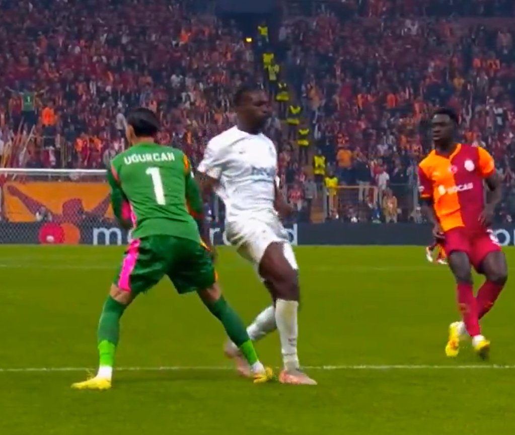 Utanmadan bu pozisyonun videosunu paylaşıyorlar ve nerede 2. sarı kart diyorlar!

Adam koşarken kramponu kalecinin kramponunun üstüne geliyor ve devamında ayağı yere basıyor.
Bu mu ayağa basmak???
Ayak net bir şekilde çimin üzerinde.
Krampon krampona sürtünce de ağlamayın be!