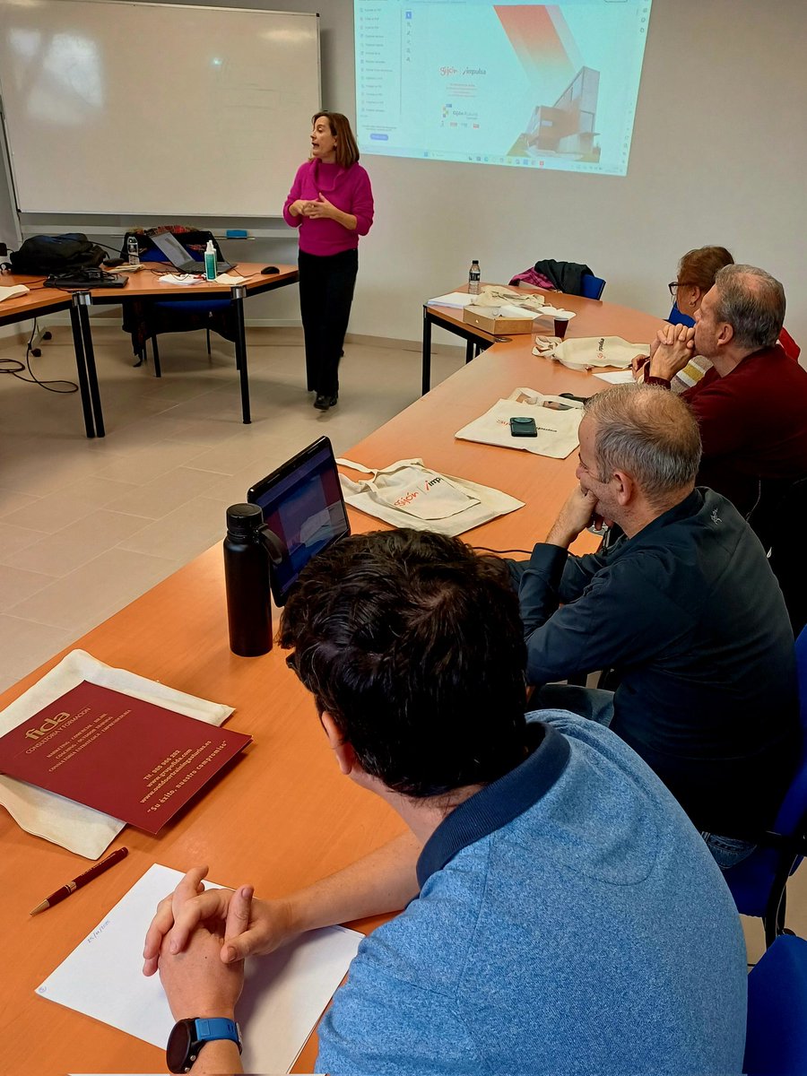 kriesgo's tweet image. En el curso de CREACIÓN DE EMPRESAS en @CamaraGijon compartimos sesión con Montse @GijonImpulsa para conocer los servicios y ayudas para EMPRENDER EN @gijon gracias 🙂 seguimos a completar el Plan de Negocio de #emprendedores en #Gijón con metodología by @FIDACONSULTORES a tope!