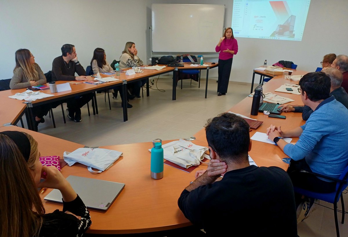 kriesgo's tweet image. En el curso de CREACIÓN DE EMPRESAS en @CamaraGijon compartimos sesión con Montse @GijonImpulsa para conocer los servicios y ayudas para EMPRENDER EN @gijon gracias 🙂 seguimos a completar el Plan de Negocio de #emprendedores en #Gijón con metodología by @FIDACONSULTORES a tope!
