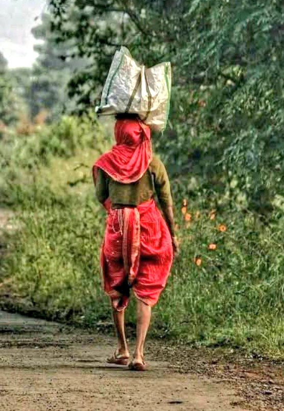 Pujari_Birsidha's tweet photo. "वीस रुपये वाचावे" म्हणून पायी चालणारी आई अन् "वीस मिनिट वाचावे" म्हणून गाडीवरून फिरणारी पोरं, 
कदाचित हाच आजच्या जगण्याचा जनरेशन गॅप म्हणावा.!💯🙌
#आई #म https://t.co/pWHuz7OWji
