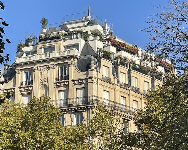 Paris_all_about's tweet photo. This week’s “Windows & balconies of Paris” comes from Place d’Iéna, a classic Haussmann façade rising into a garden-filled rooftop. Paris always finds a way to surprise when you look up.🏛️
#Paris #Haussmann #PlaceDIena #ParisArchitecture #ParisRooftops #WindowsAndBalconies https://t.co/YgR92A5ywm