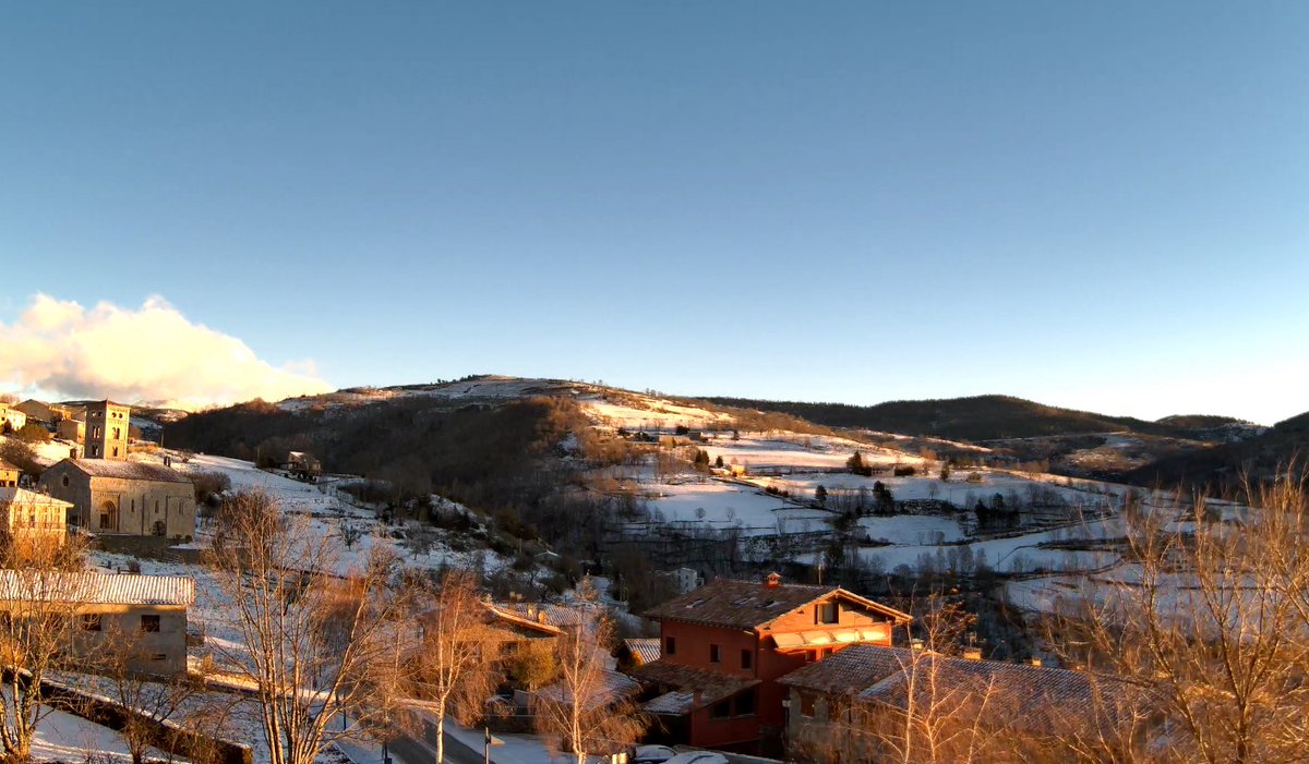 Bon dia! Ens despertem amb un paisatge emblanquinat. 

⚠️ Precaució als carrers i vies públiques per la presència de plaques de gel.

🚜 Maquinària llevaneus treballant.