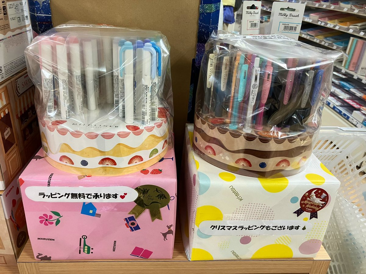 【ゼブラ　サラサクリップ48本セットとマイルドライナー40本セット】を展開中です。

それぞれ可愛らしいクリームとチョコレートのホールケーキのペン立てがついており、誕生日やクリスマスプレゼントにもおすすめです🎂🎁