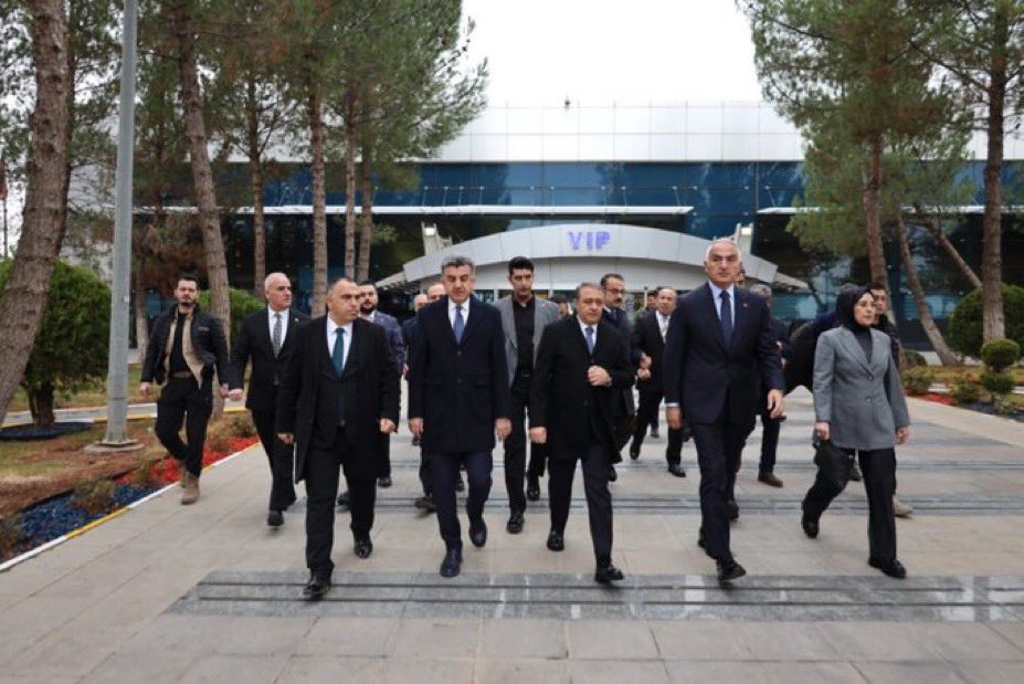 📍GAP Havaalanı

Bir dizi programa katılmak üzere ilimize teşrif eden Kültür ve Turizm Bakanımız Sayın <a href="/MehmetNuriErsoy/">Mehmet Nuri Ersoy</a>'u havaalanında karşıladık.

Sayın Bakanım, Peygamberler Şehri, Tarihin Sıfır Noktası Şanlıurfa'mıza hoşgeldiniz.

<a href="/avyusufibis/">Yusuf İBİŞ</a> <a href="/bybekirbozdag/">Bekir  Bozdağ</a> <a href="/osmannazlier/">Osman Nuri Nazlıer</a>