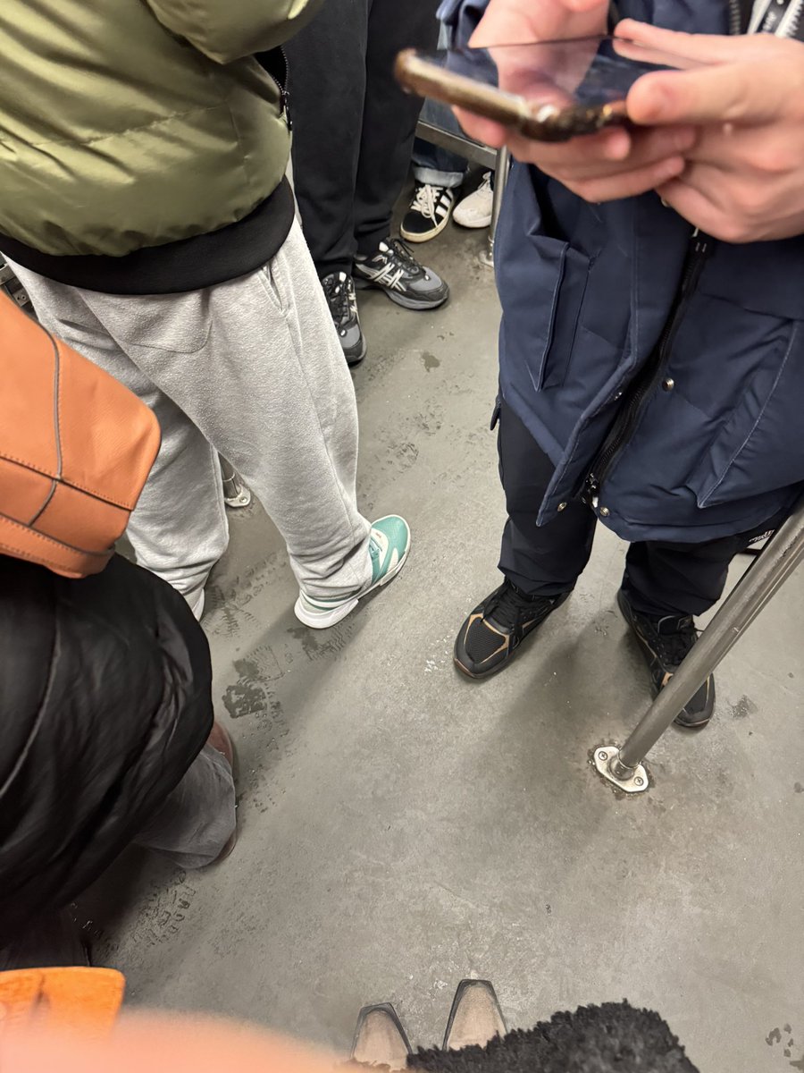 Heb medelij!
Deze sukkel heeft niet goed in zijn rooster gekeken en is daarom twee uur te vroeg op school! 
TWEE UUR, GreetVanDam!

Had ik eigenlijk later vanmorgen vast wel kunnen ZITTEN in de metro! 
#MeesterBas