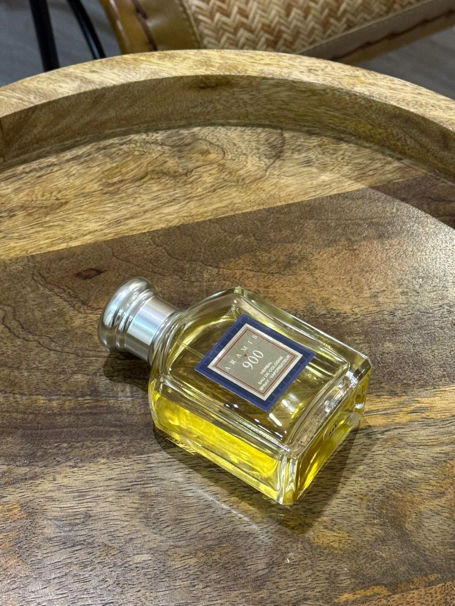 الكلاسيكية الأنيقة في عطر ..

رجالي ، تشيبر .. افتتاحية جميلة مع لمسة حمضية مع قلب زهري آسر .

لمسات ناعمة من السوسن وقاعدة من الباتشولي ونجيل الهند والمسك مع توظيف مميز للزباد 👌

#رابطة_عشاق_العطور