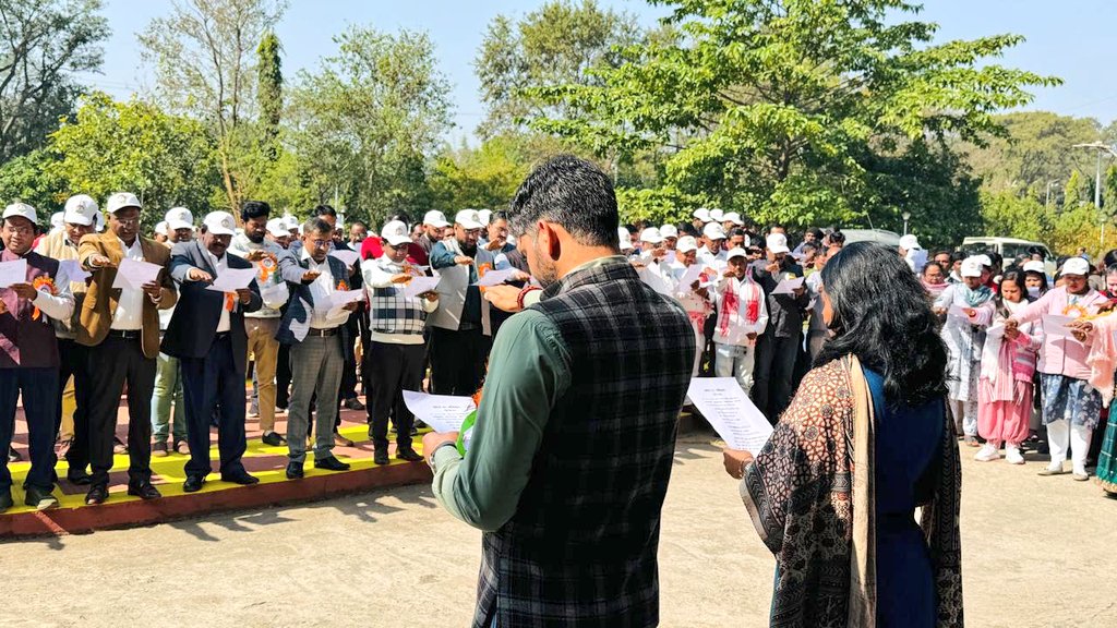 संविधान दिवस के अवसर पर समाहरणालय परिसर में सभी पदाधिकारियों एवं कर्मियों संग संविधान की प्रस्तावना को सामूहिक रूप से पढ़कर संविधान के प्रति अपनी प्रतिबद्धता दोहराई। भारतीय संविधान ही हमारे अधिकारों, कर्तव्यों और लोकतांत्रिक मूल्यों का आधार है।
#ConstitutionDay2025 <a href="/JharkhandCMO/">Office of Chief Minister, Jharkhand</a>