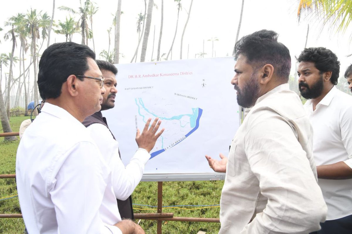 APDeputyCMO's tweet image. డా. బి.ఆర్. అంబేద్కర్ కోనసీమ జిల్లా ఉప్పలగుప్తం మేజర్ డ్రెయిన్ పరిధిలో వరదల కారణంగా దెబ్బ తిన్న కొబ్బరి తోటలను పరిశీలించిన రాష్ట్ర ఉప ముఖ్యమంత్రి @PawanKalyan, అక్కడే తలలు వాల్చేసిన కొబ్బరి చెట్లు ఉన్న ప్రాంతాలను సందర్శించి, సమస్యలపై కొబ్బరి రైతులతో భేటీ అయ్యి వారి పరిస్థితులను…