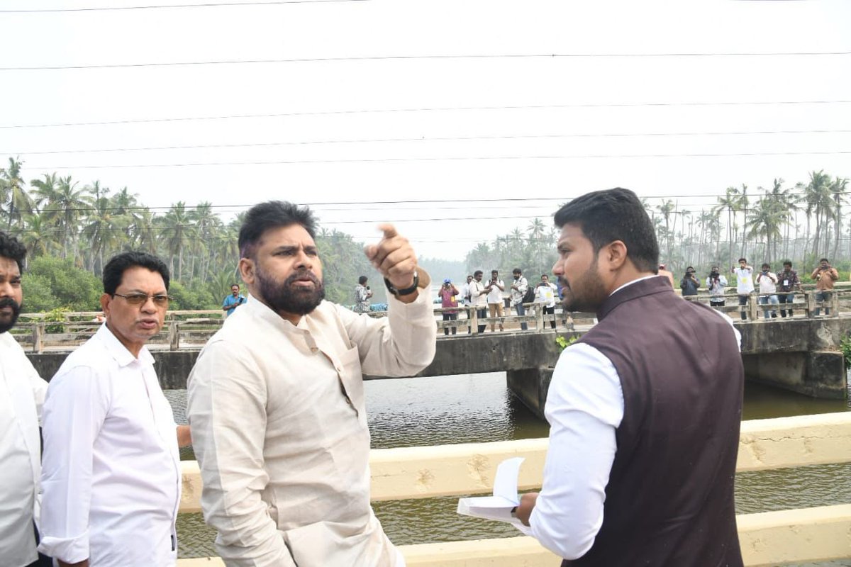 APDeputyCMO's tweet image. డా. బి.ఆర్. అంబేద్కర్ కోనసీమ జిల్లా ఉప్పలగుప్తం మేజర్ డ్రెయిన్ పరిధిలో వరదల కారణంగా దెబ్బ తిన్న కొబ్బరి తోటలను పరిశీలించిన రాష్ట్ర ఉప ముఖ్యమంత్రి @PawanKalyan, అక్కడే తలలు వాల్చేసిన కొబ్బరి చెట్లు ఉన్న ప్రాంతాలను సందర్శించి, సమస్యలపై కొబ్బరి రైతులతో భేటీ అయ్యి వారి పరిస్థితులను…