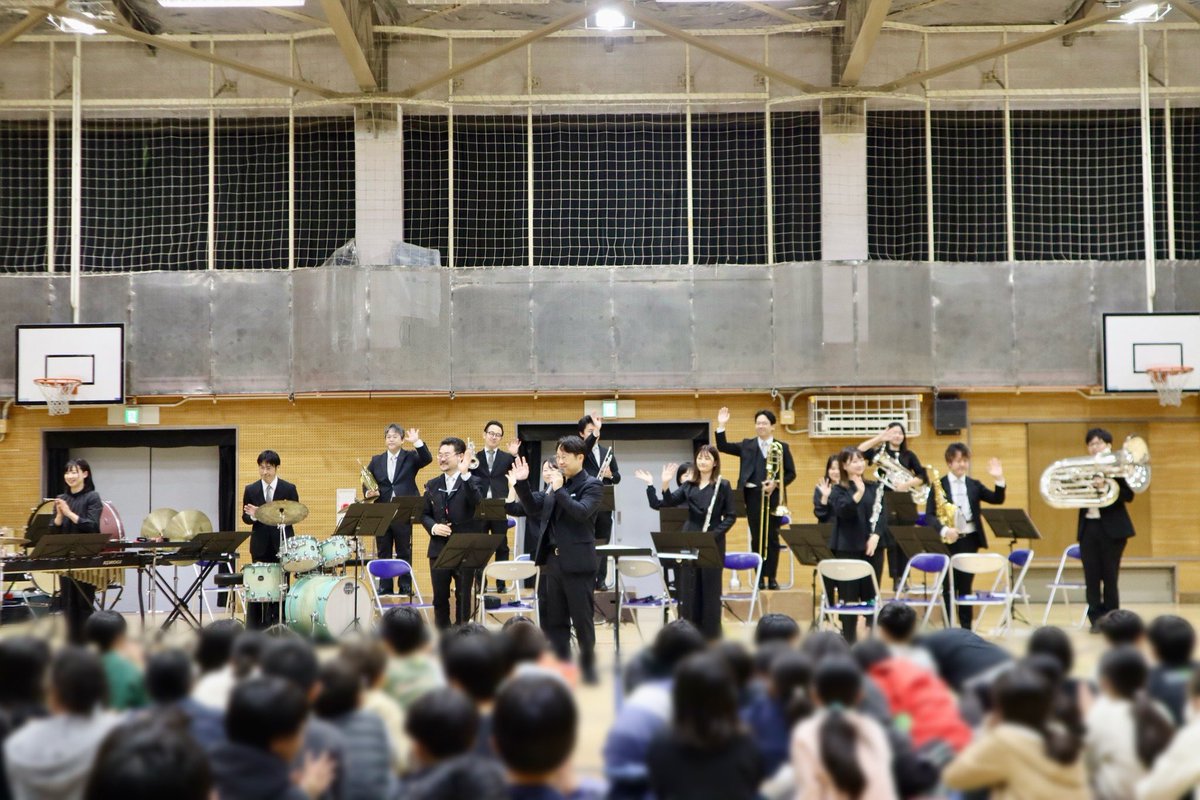 🏫東京都教育委員会
#笑顔と学びの体験活動プロジェクト

世田谷区内の小学校で公演でした✨

今日の目玉コーナーは指揮体験👀
10月のワークショップで行った指揮レクチャーと練習の成果を存分に発揮して堂々と指揮をしている姿が素敵でした👏🏻👏🏻👏🏻

#ブリッツフィル