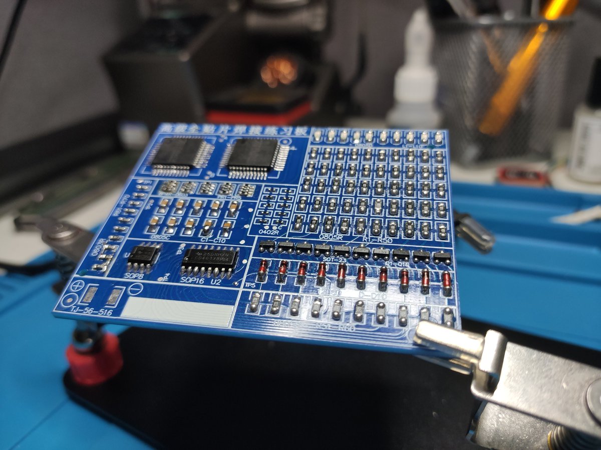 Собралось но ожидаемо не запустилась с первого раза. Впендюрил два шунта там где резисторы с площадками выдрал, и где то коротыш видимо. Подозреваю на микроконтроллерах, встали кривовато, надо переделать.