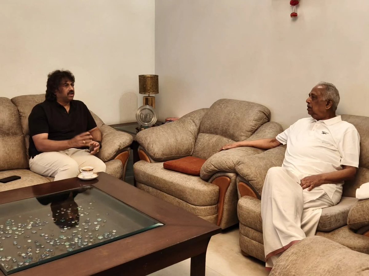 Madhu_Bangarapp's tweet photo. ಹಿರಿಯರು, ವಿಧಾನಸಭೆಯ ಮಾಜಿ ಸಭಾದ್ಯಕ್ಷರು ಹಾಗೂ ನನ್ನ ಮಾರ್ಗದರ್ಶಕರಾದ ಶ್ರೀ ಕಾಗೋಡು ತಿಮ್ಮಪ್ಪ ಅವರನ್ನು ಬೆಂಗಳೂರಿನ ಅವರ ಸ್ವಗೃಹದಲ್ಲಿ ಆತ್ಮೀಯವಾಗಿ ಭೇಟಿಮಾಡಿ, ಅವರ ಆರೋಗ್ಯ ಸೇರಿದಂತೆ ಹಲವಾರು ವಿಚಾರಗಳ ಕುರಿತು ಚರ್ಚಿಸಲಾಯಿತು.
#KagoduThimmappa #INCKarnataka #CongressKarnataka #Shivamogga #Karnataka #EducationMinister
#Madhu_Bangarappa
#Team_Madhu_Bangarappa